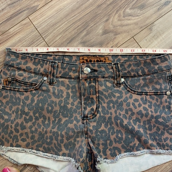 Leopard cut offs - Picture 6 of 6